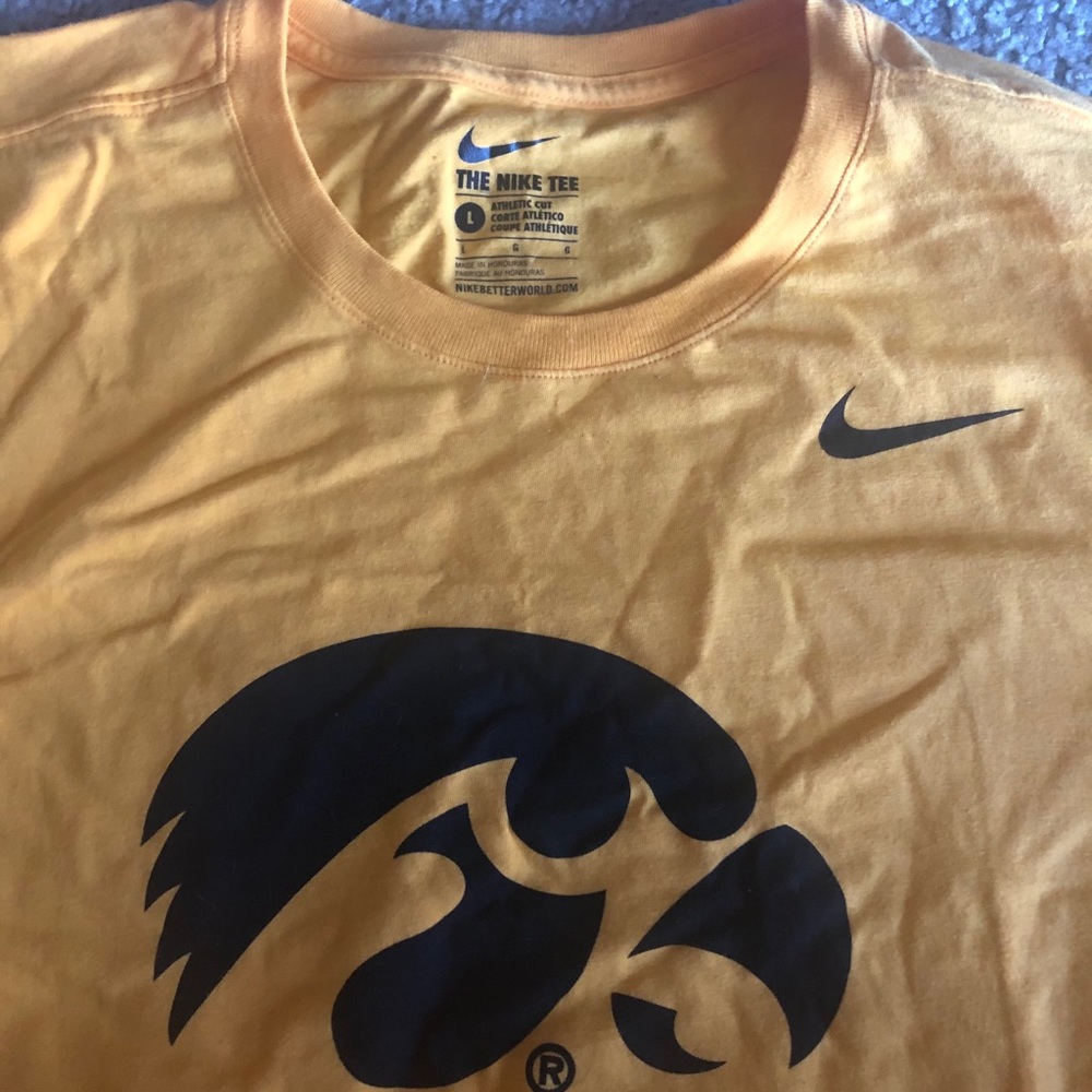 Iowa Hawkeyes university t-shirt